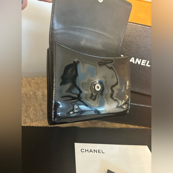 CHANEL FULL INCLUSION Camellia Patent Leather Bifold Pearl Crossbody Wallet - Picture 12 of 17